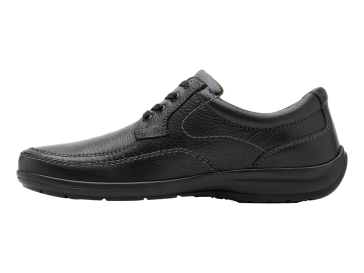 Zapato casual negro de cuero con cordones y suela negra.
