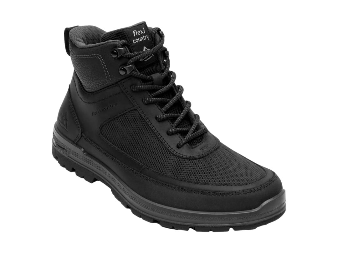 Botín deportivo Flexi color negro con agujetas y suela resistente.