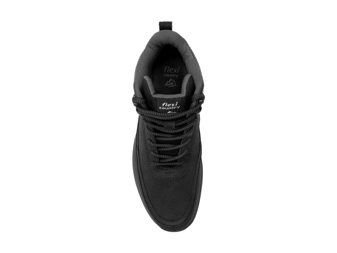 Botín deportivo Flexi color negro con agujetas y suela resistente.