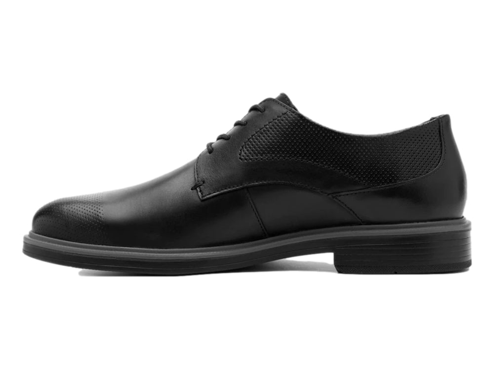 Zapato formal Flexi color negro con cordones y detalles perforados.