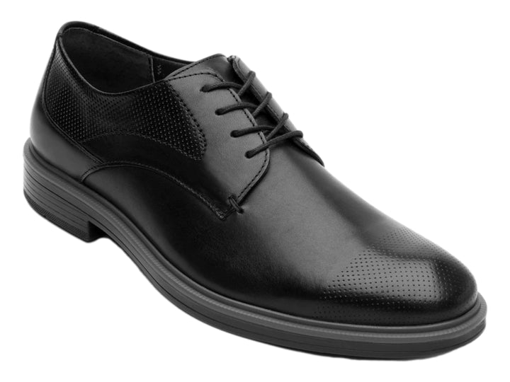 Zapato formal Flexi color negro con cordones y detalles perforados.