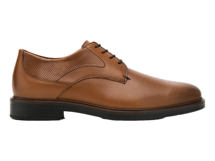 Zapato formal de cuero color tan con cordones y detalles perforados, suela negra.