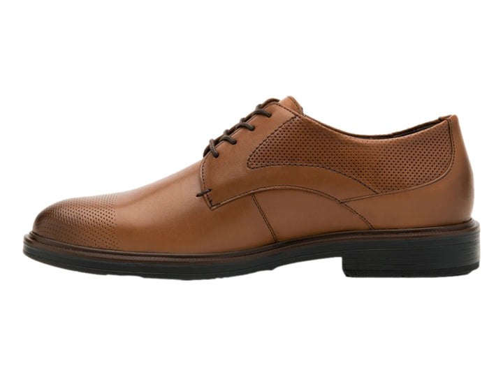 Zapato formal de cuero color tan con cordones y detalles perforados, suela negra.