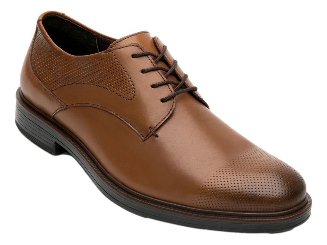 Zapato formal de cuero color tan con cordones y detalles perforados, suela negra.