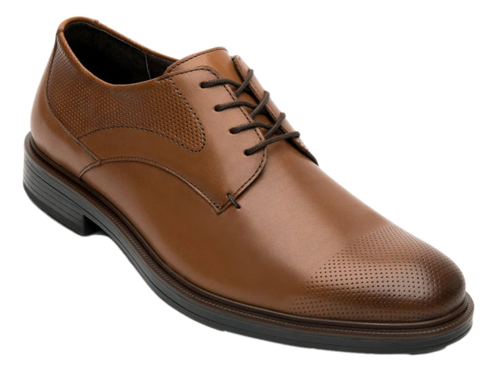 Zapato formal de cuero color tan con cordones y detalles perforados, suela negra.