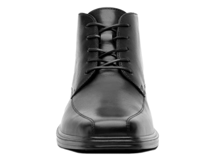 Botín negro de cuero para hombre con cordones y acabado brillante.