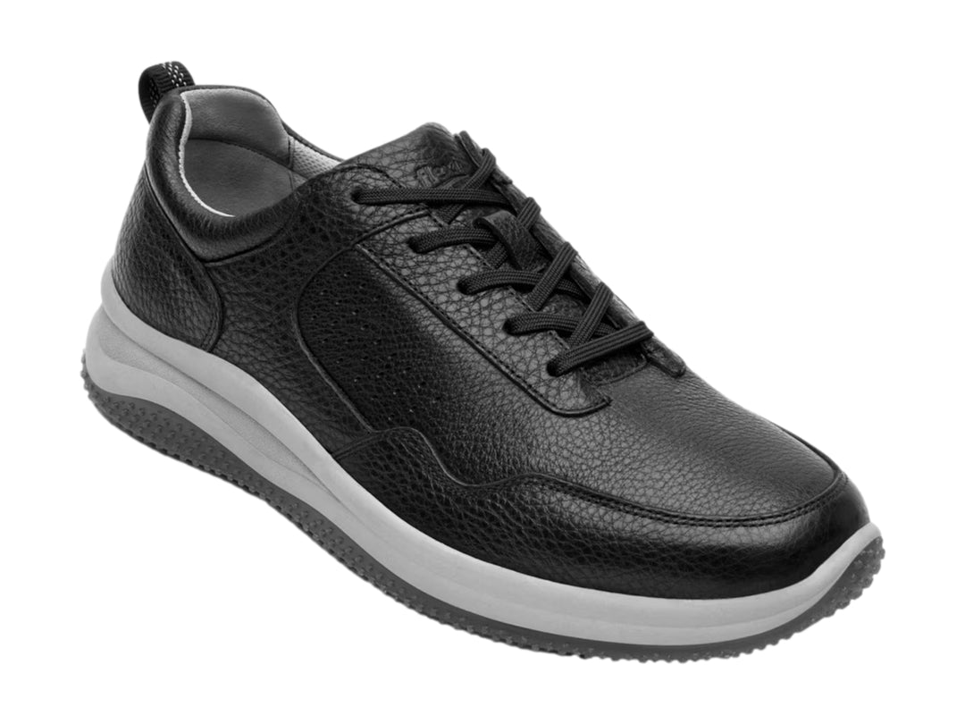 Zapato casual Flexi color negro de cuero con suela gris y agujetas negras.
