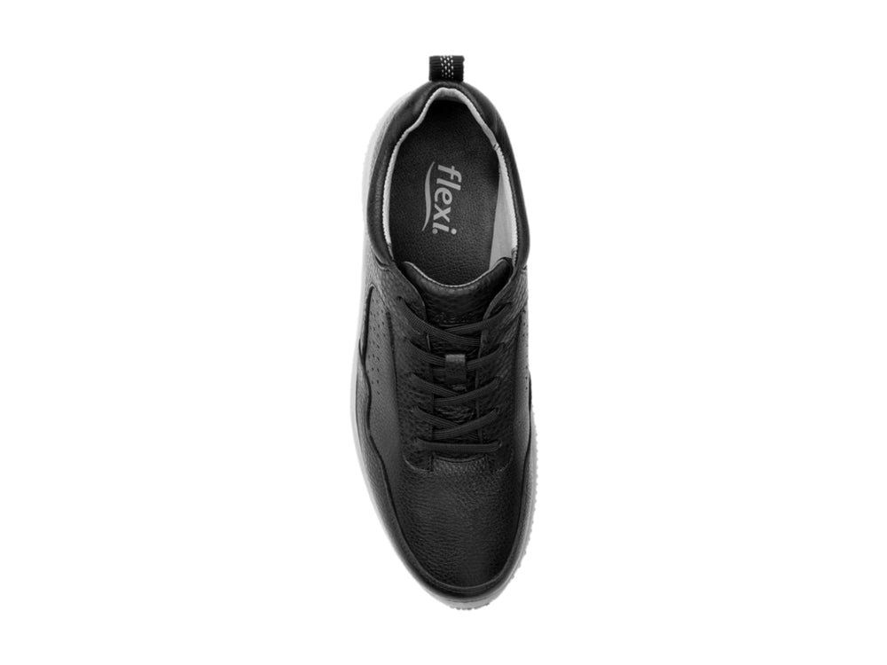 Zapato casual Flexi color negro de cuero con suela gris y agujetas negras.