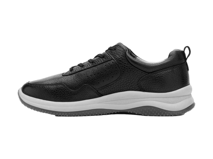 Zapato casual Flexi color negro de cuero con suela gris y agujetas negras.