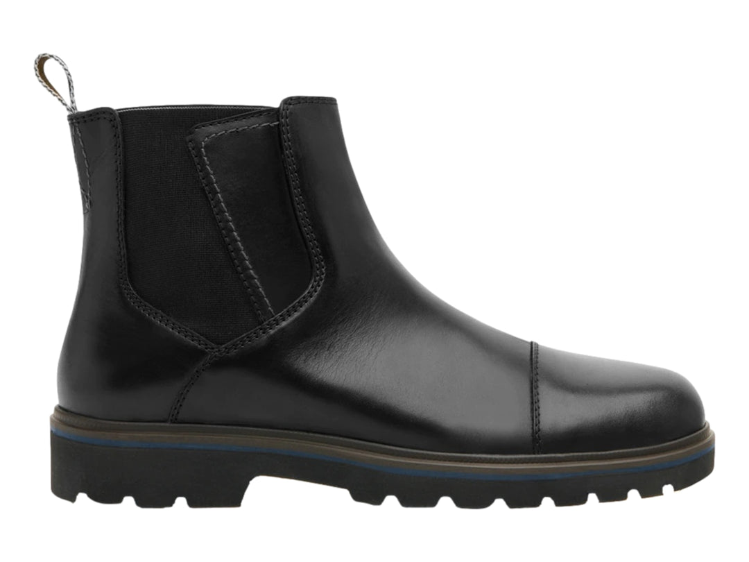 Bota negra de cuero estilo Chelsea con suela track gruesa y detalle azul.