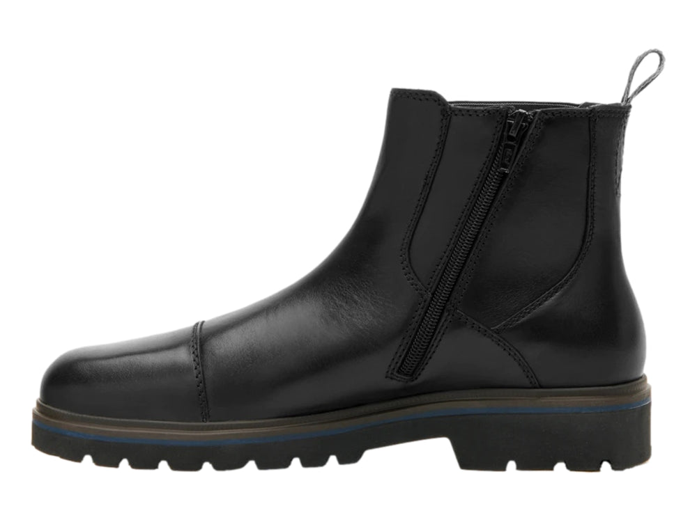 Bota negra de cuero estilo Chelsea con suela track gruesa y detalle azul.
