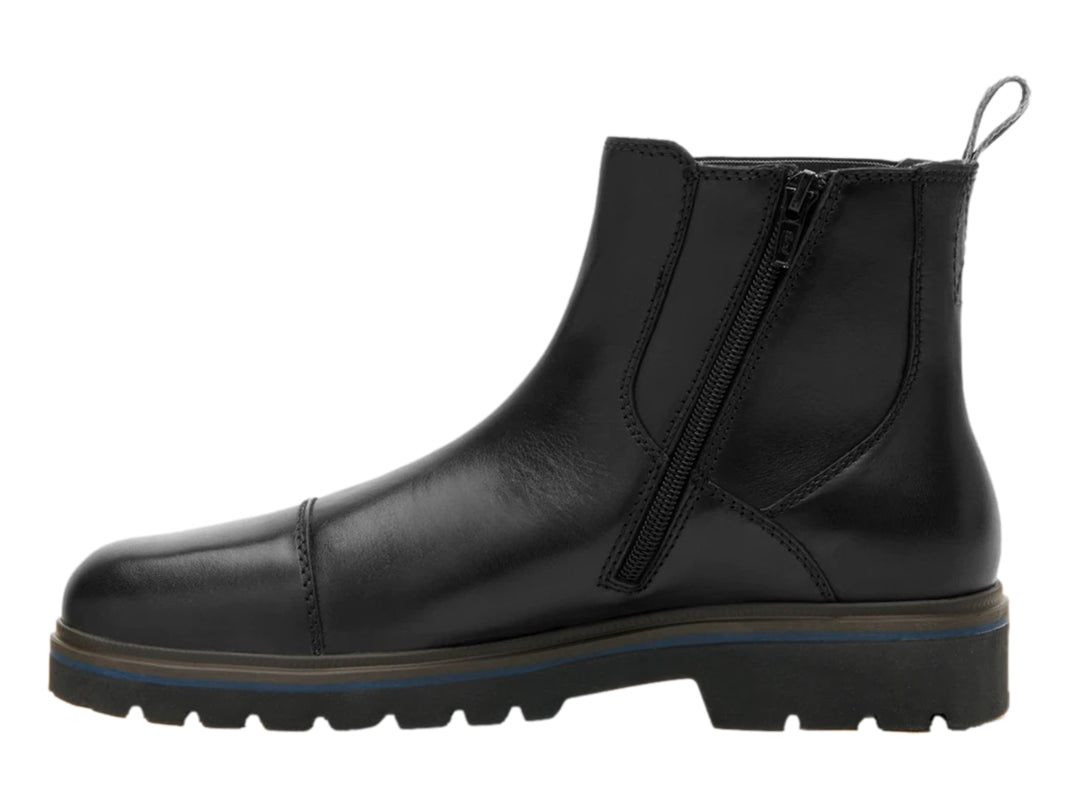 Bota negra de cuero estilo Chelsea con suela track gruesa y detalle azul.