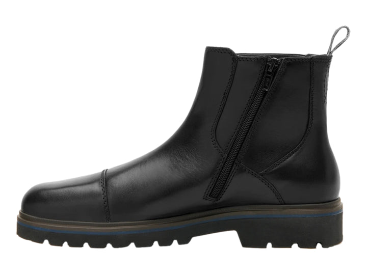 Bota negra de cuero estilo Chelsea con suela track gruesa y detalle azul.