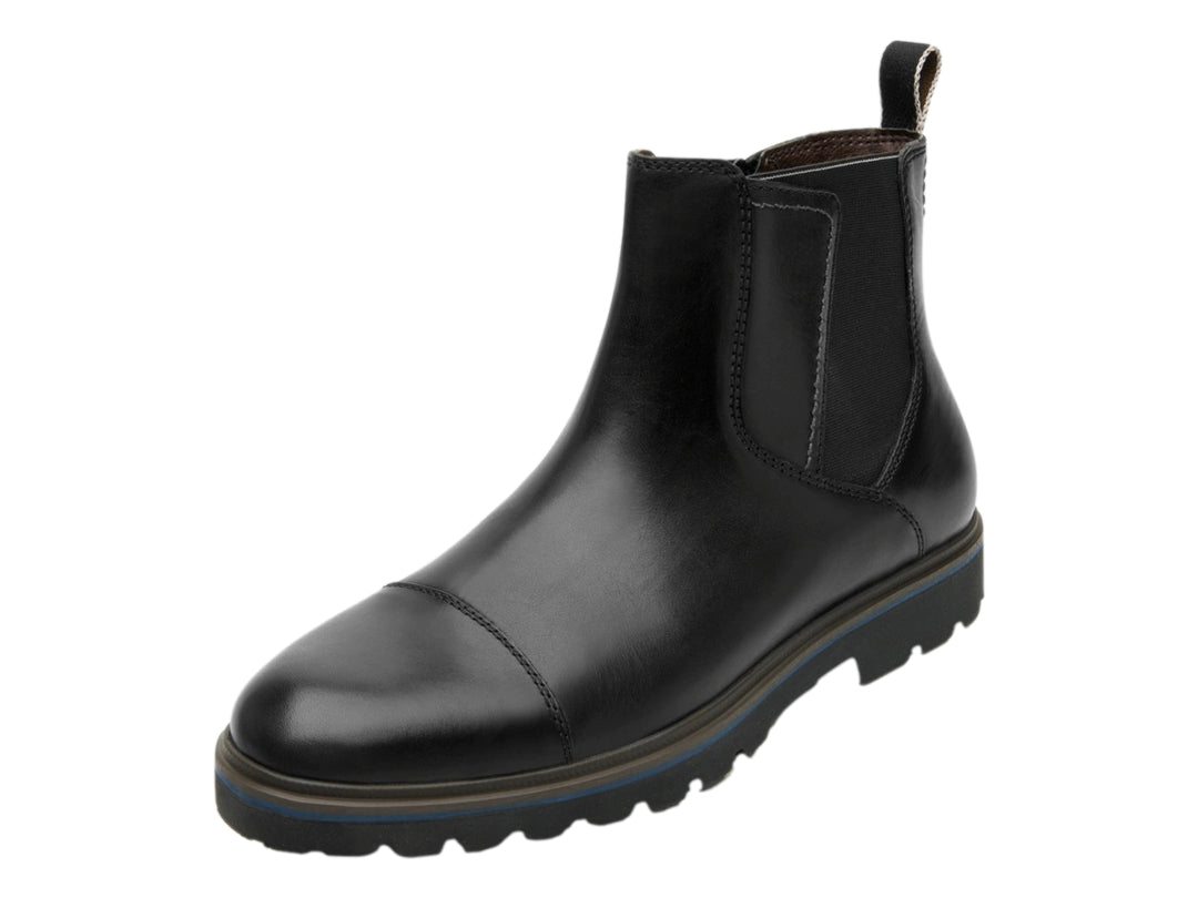 Bota negra de cuero estilo Chelsea con suela track gruesa y detalle azul.