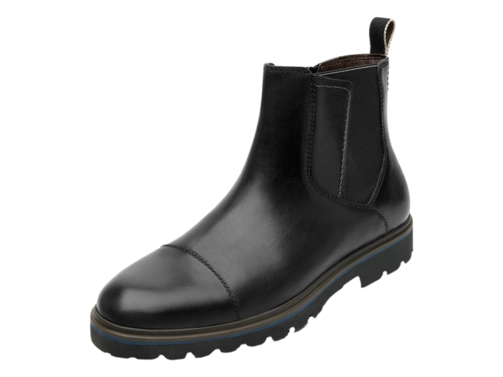 Bota negra de cuero estilo Chelsea con suela track gruesa y detalle azul.