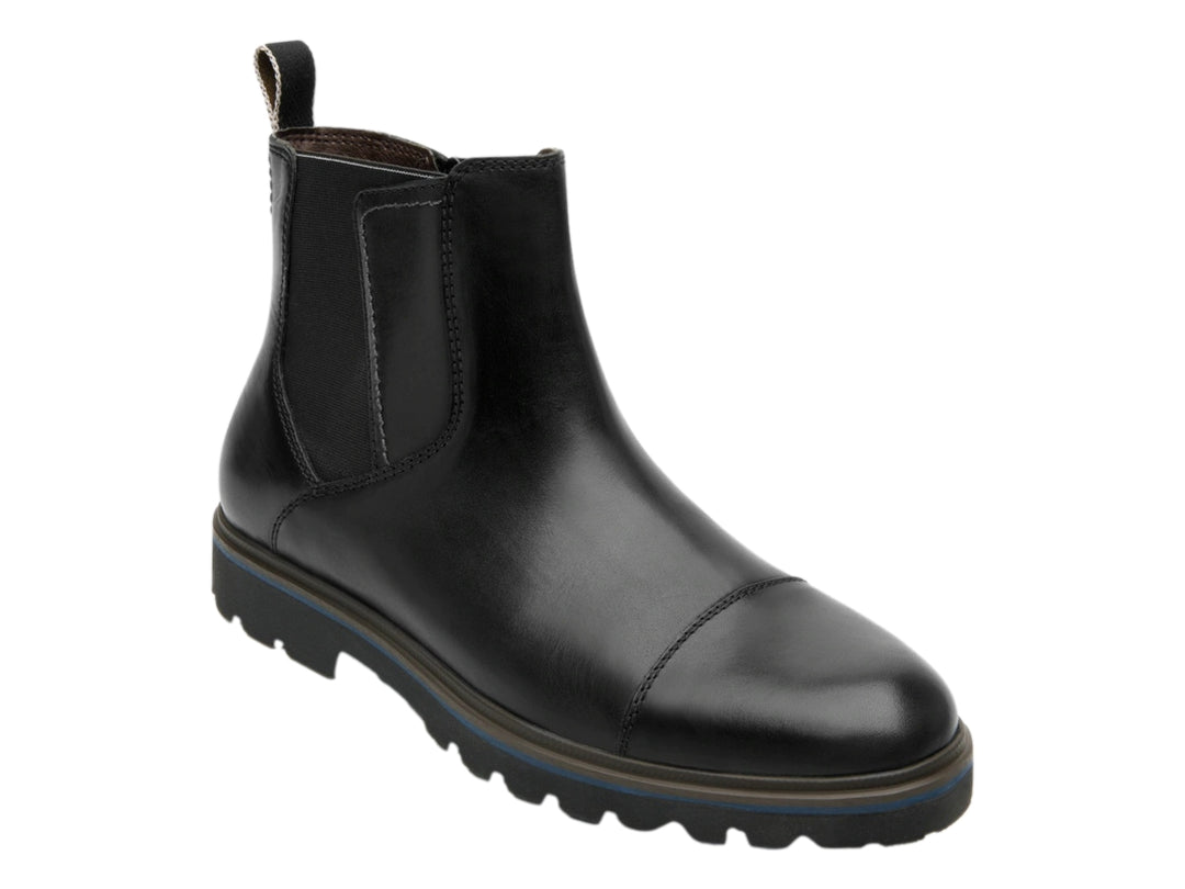 Bota negra de cuero estilo Chelsea con suela track gruesa y detalle azul.