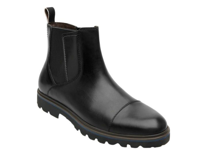 Bota negra de cuero estilo Chelsea con suela track gruesa y detalle azul.