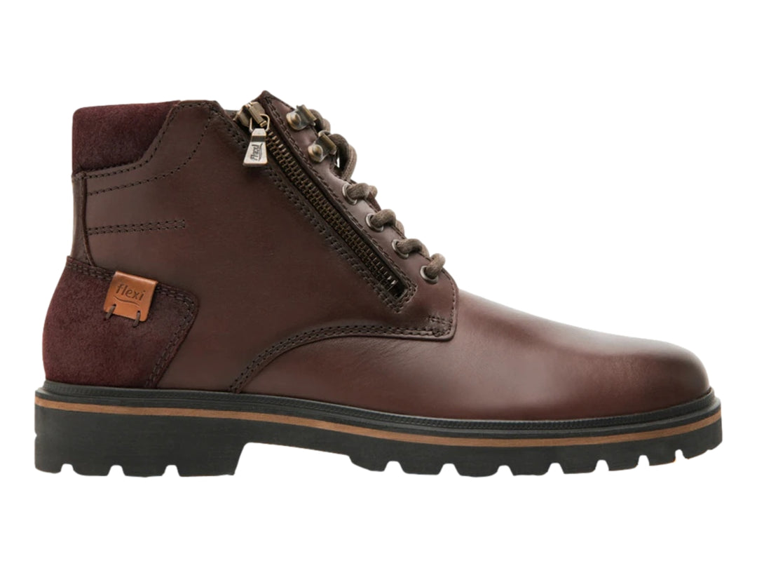 Bota casual color vino de cuero con cierre lateral y suela negra dentada.