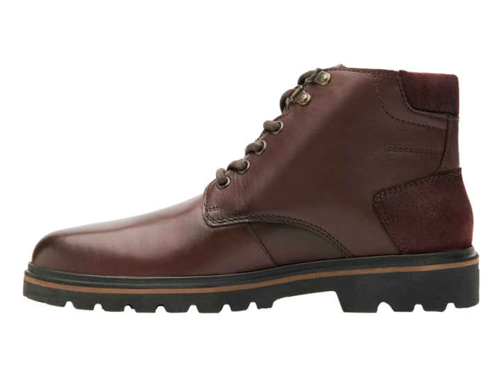 Bota casual color vino de cuero con cierre lateral y suela negra dentada.