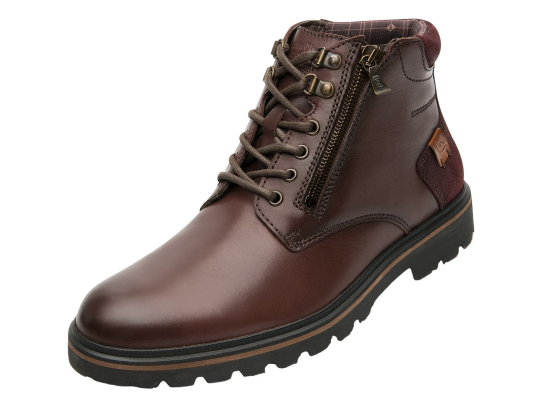 Bota casual color vino de cuero con cierre lateral y suela negra dentada.
