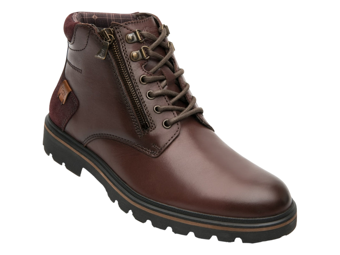 Bota casual color vino de cuero con cierre lateral y suela negra dentada.