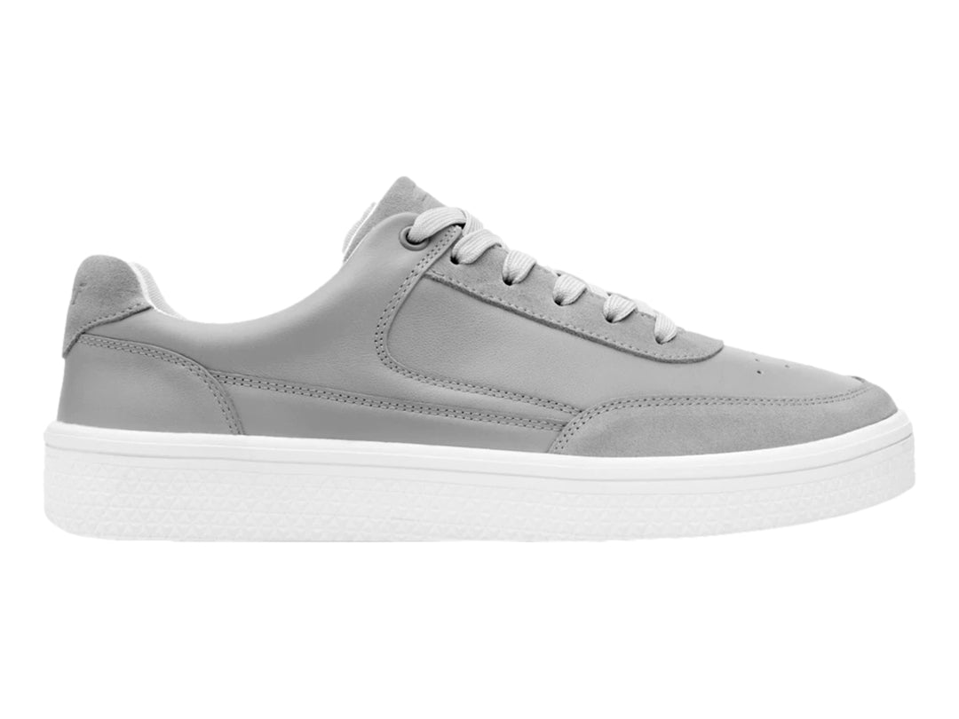 Tenis casuales color gris con suela blanca y cordones.