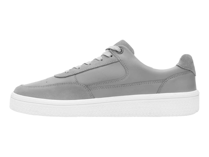 Tenis casuales color gris con suela blanca y cordones.