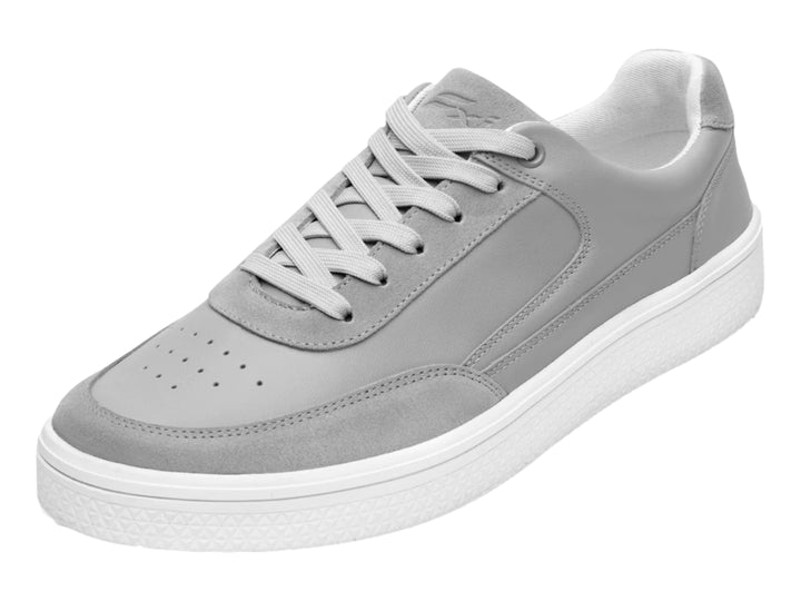 Tenis casuales color gris con suela blanca y cordones.