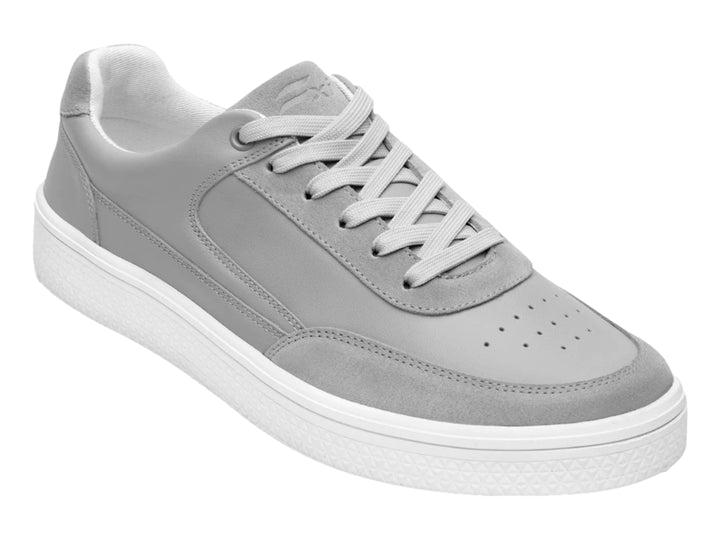 Tenis casuales color gris con suela blanca y cordones.