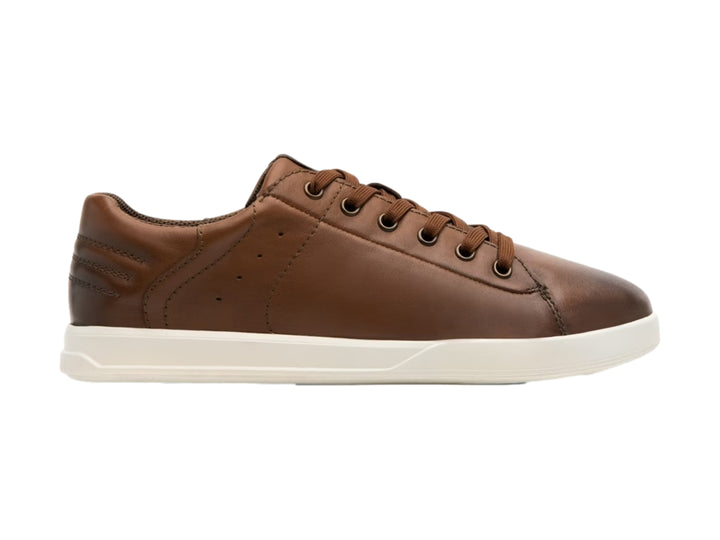 Tenis casuales de cuero color marrón con suela blanca y agujetas a juego.