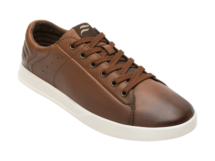 Tenis casuales de cuero color marrón con suela blanca y agujetas a juego.
