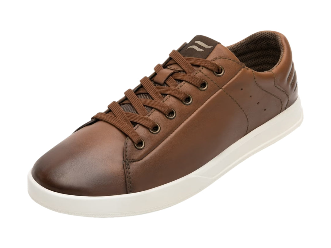 Tenis casuales de cuero color marrón con suela blanca y agujetas a juego.
