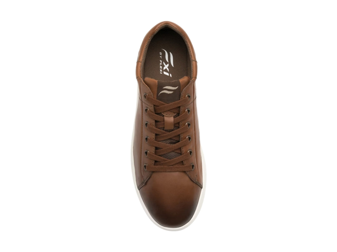 Tenis casuales de cuero color marrón con suela blanca y agujetas a juego.