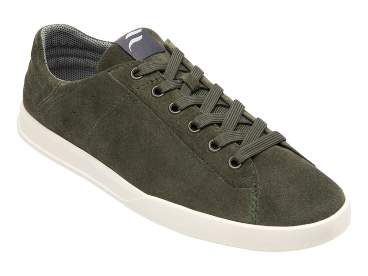 Tenis casuales Flexi color olivo con suela blanca y agujetas a juego.