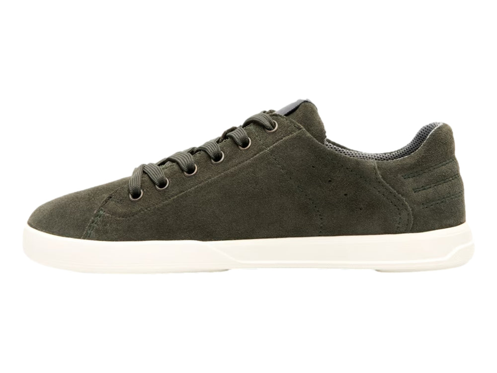Tenis casuales Flexi color olivo con suela blanca y agujetas a juego.