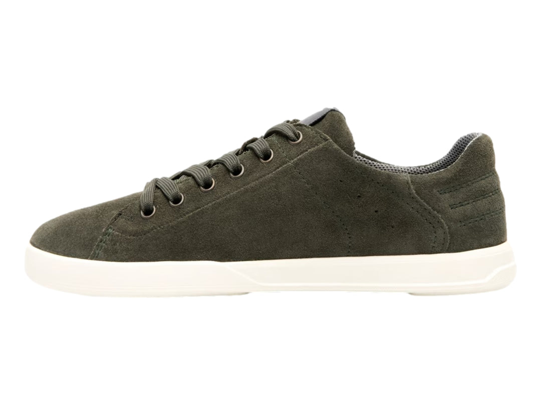 Tenis casuales Flexi color olivo con suela blanca y agujetas a juego.