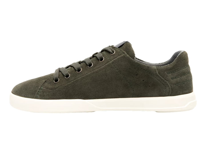 Tenis casuales Flexi color olivo con suela blanca y agujetas a juego.