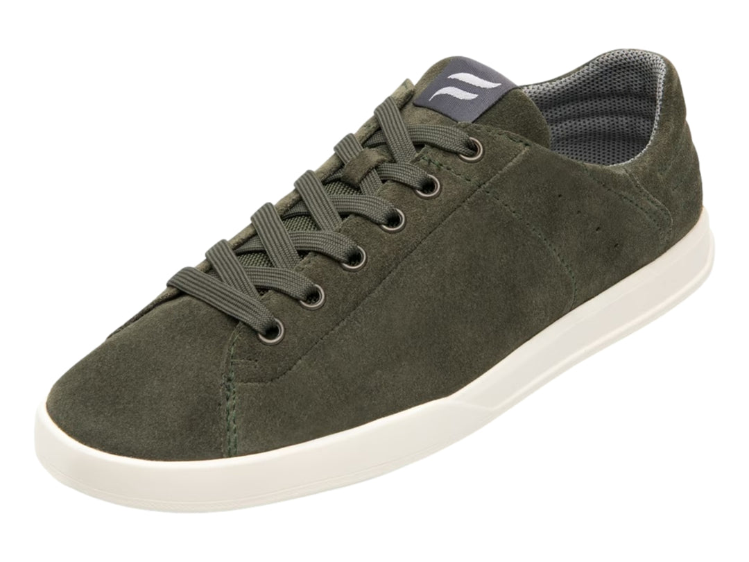 Tenis casuales Flexi color olivo con suela blanca y agujetas a juego.