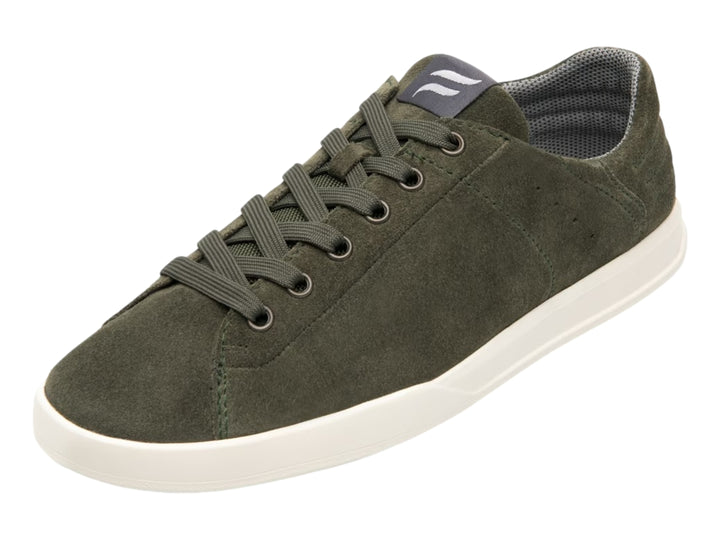 Tenis casuales Flexi color olivo con suela blanca y agujetas a juego.