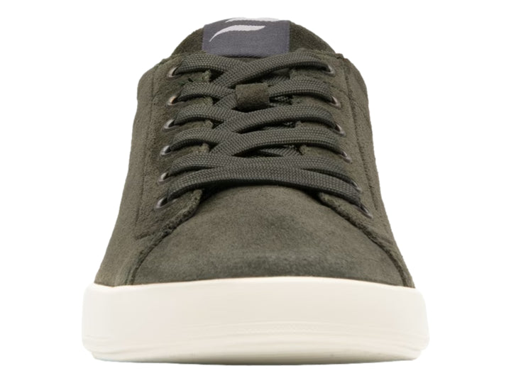 Tenis casuales Flexi color olivo con suela blanca y agujetas a juego.