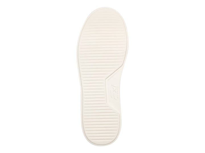 Tenis casuales Flexi color olivo con suela blanca y agujetas a juego.