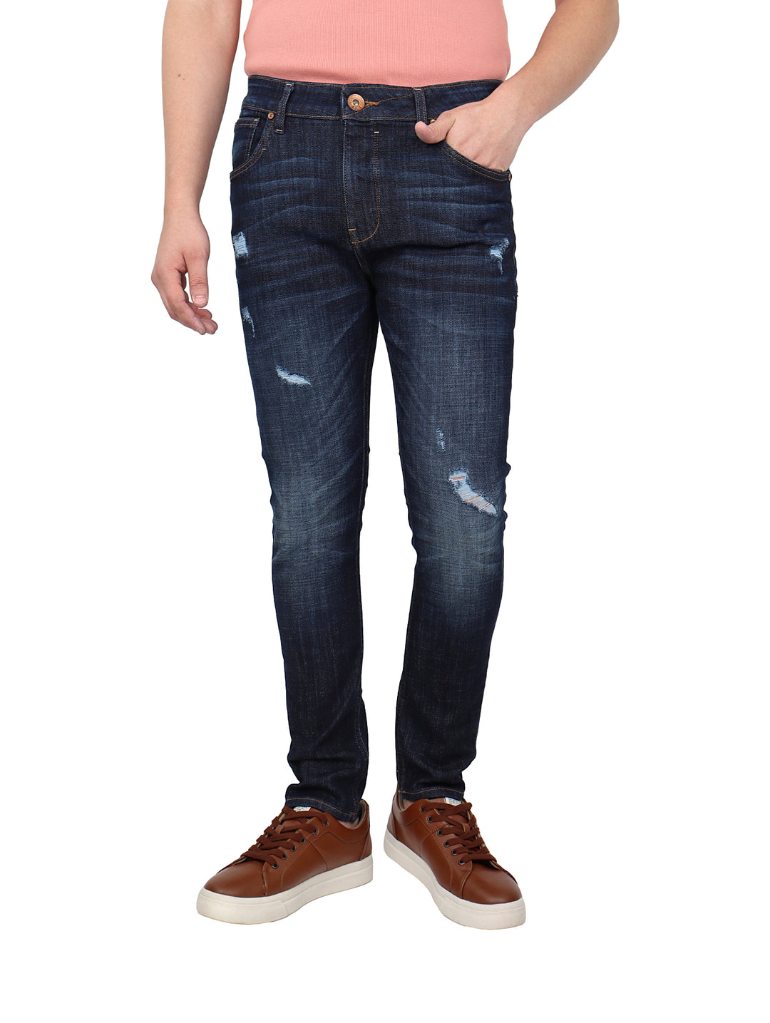 Pantalones jeans azul oscuro con detalles de destrucción y corte ajustado.