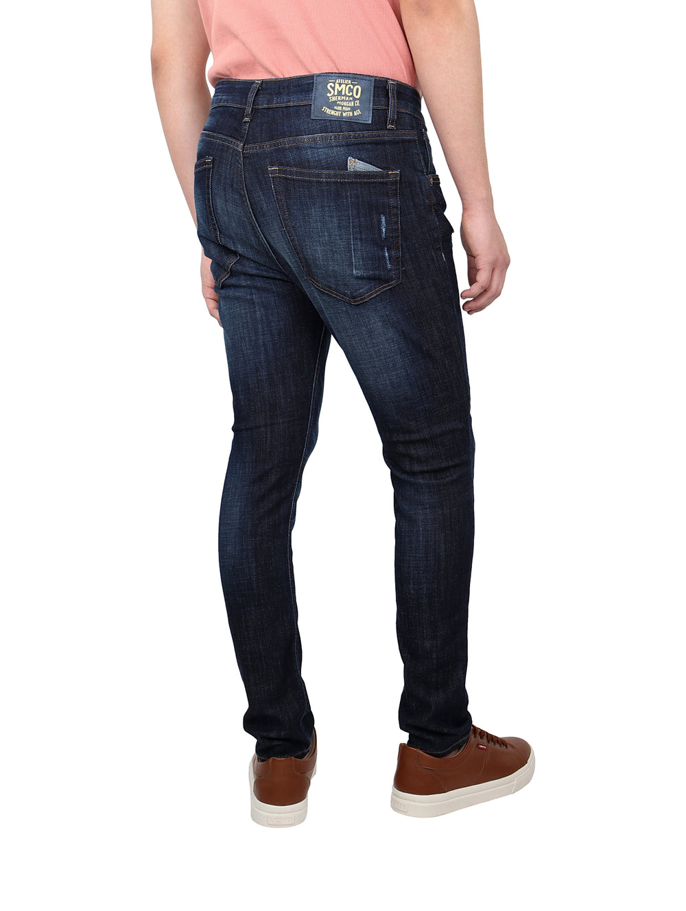 Pantalones jeans azul oscuro con detalles de destrucción y corte ajustado.