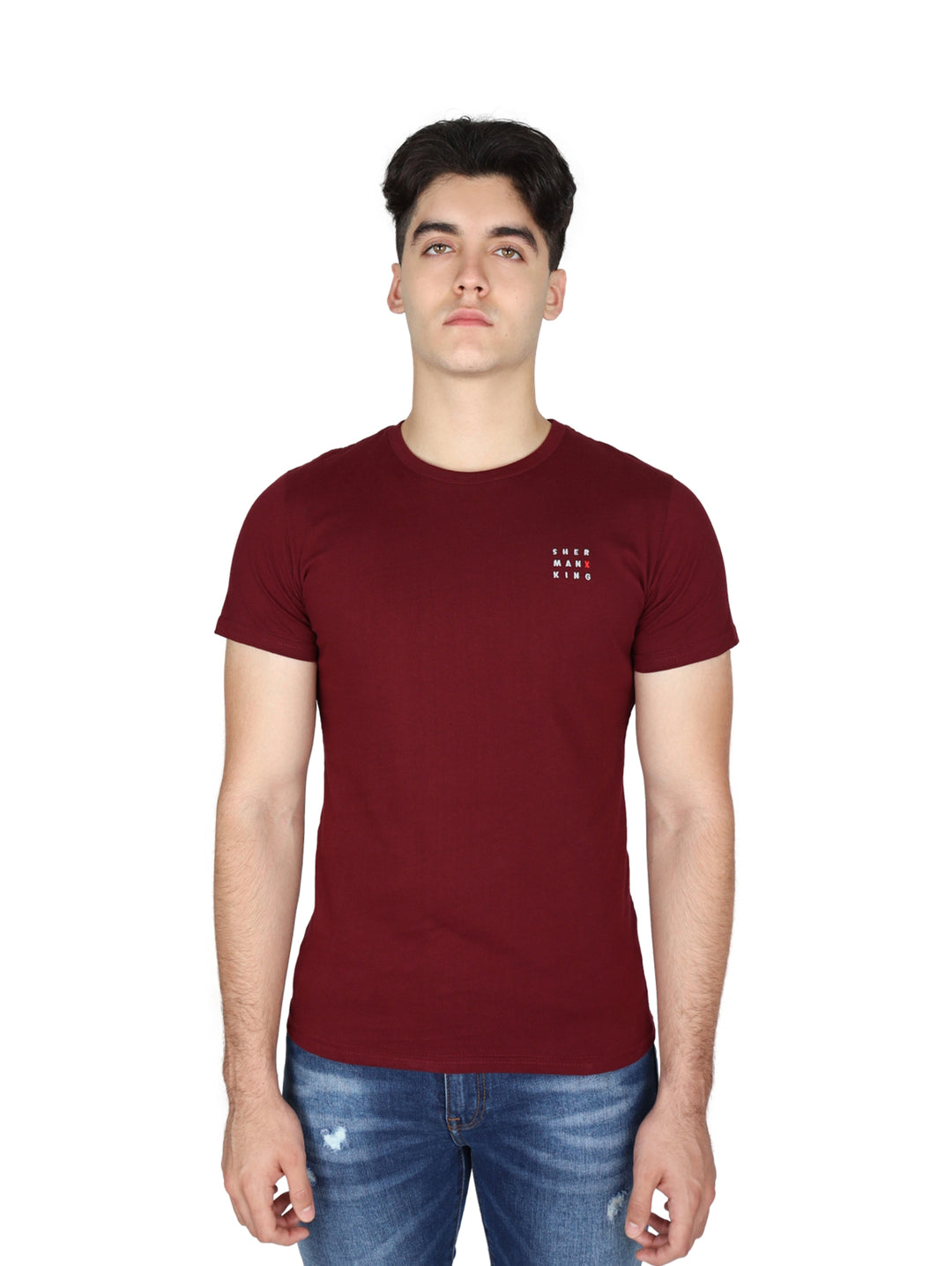 Hombre vistiendo playera de manga corta color tinto con pequeño logo blanco en el pecho.