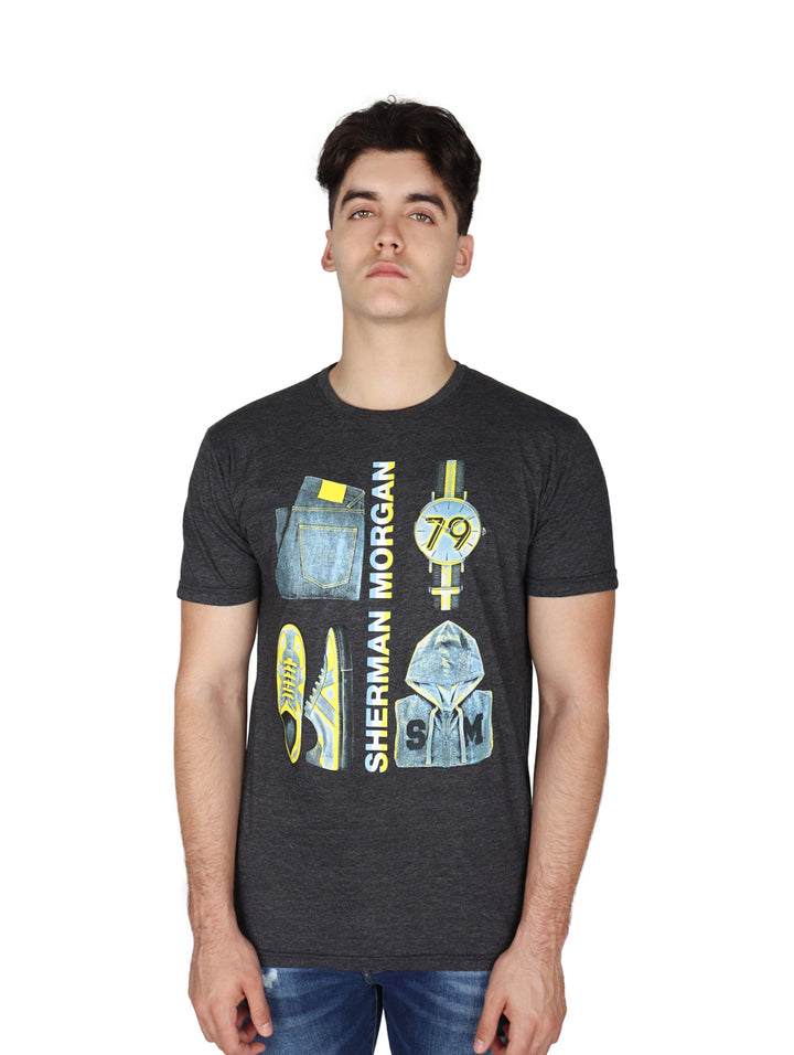 Hombre vistiendo playera gris oxford de manga corta con estampado gráfico frontal de Sherman Morgan.