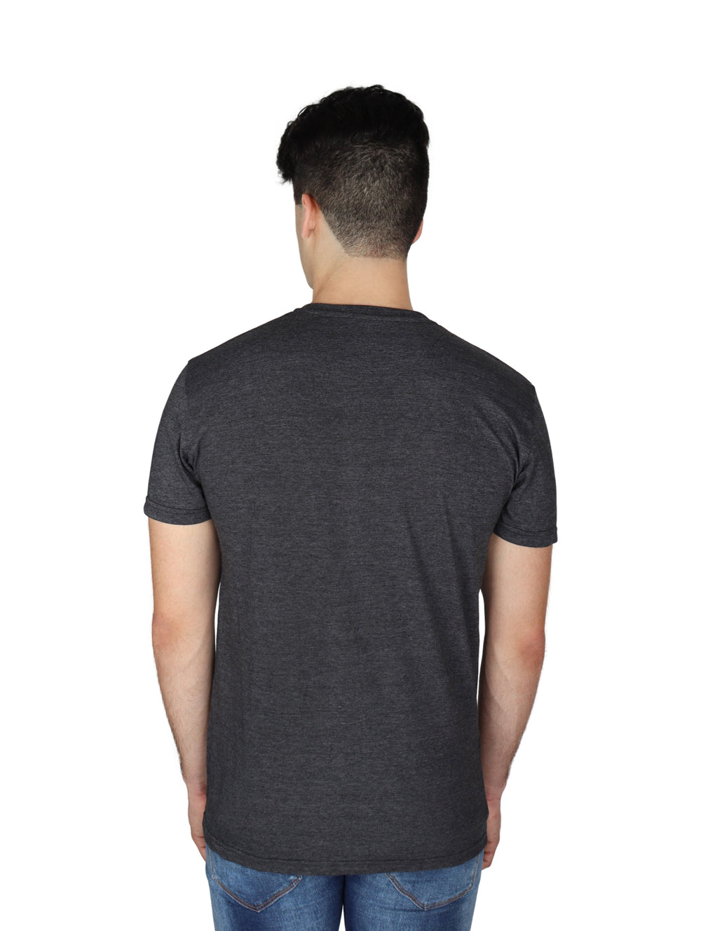 Hombre vistiendo playera gris oxford de manga corta con estampado gráfico frontal de Sherman Morgan.