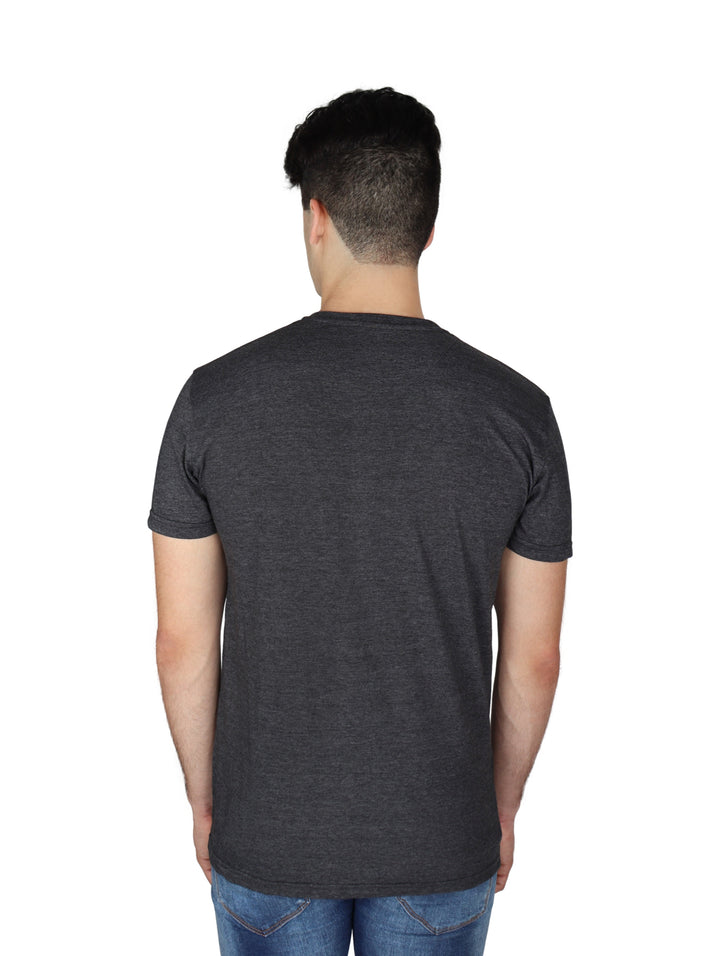 Hombre vistiendo playera gris oxford de manga corta con estampado gráfico frontal de Sherman Morgan.