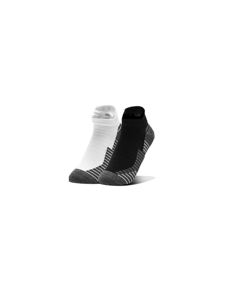 Pack de dos pares de calcetines deportivos Under Armour No Show, uno blanco y otro negro con detalles en gris.
