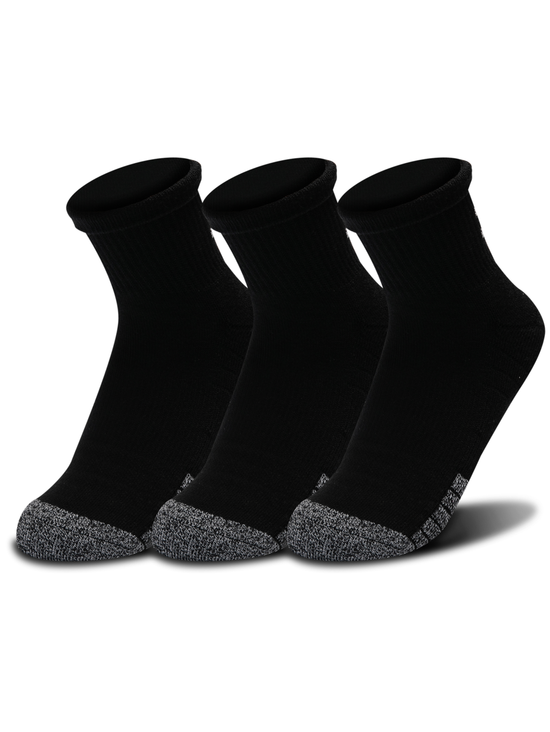 Paquete de tres calcetines deportivos Under Armour color negro con punta y talón en gris.