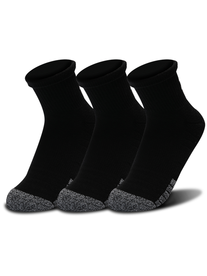 Paquete de tres calcetines deportivos Under Armour color negro con punta y talón en gris.